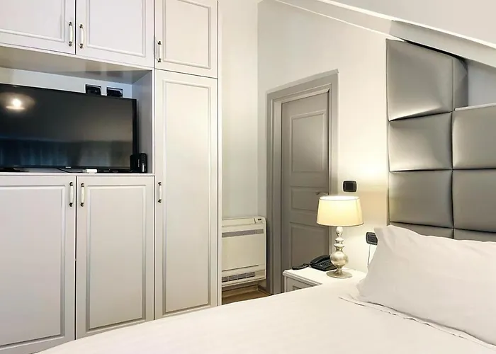 Shard Boutique Panzió Tirana