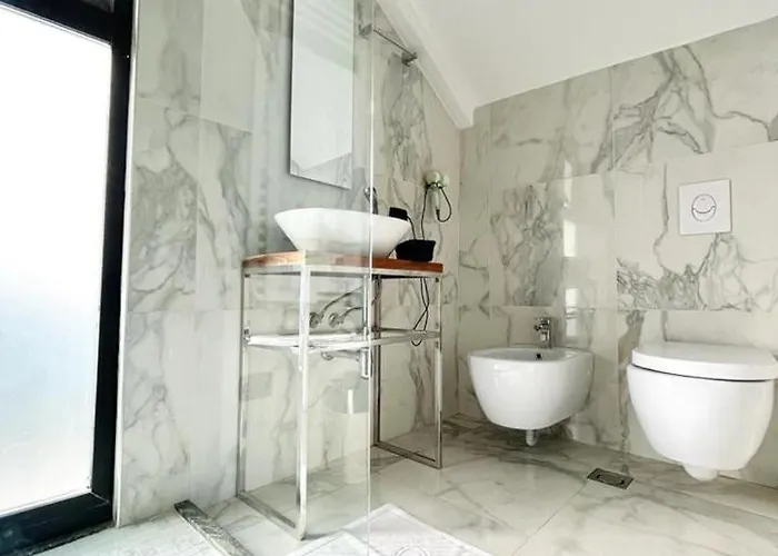 Shard Boutique Bed and Breakfast Τίρανα